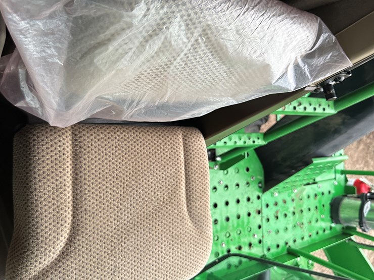 2021-john-deere-cp690-image-125