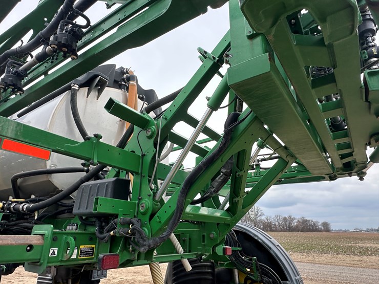 2021-john-deere-r4044-image-32