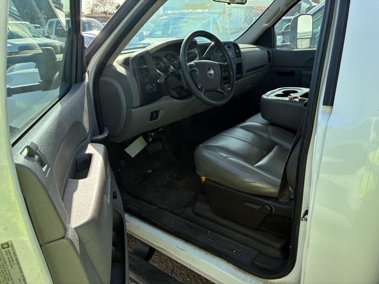 2013-chevrolet-3500-image-10