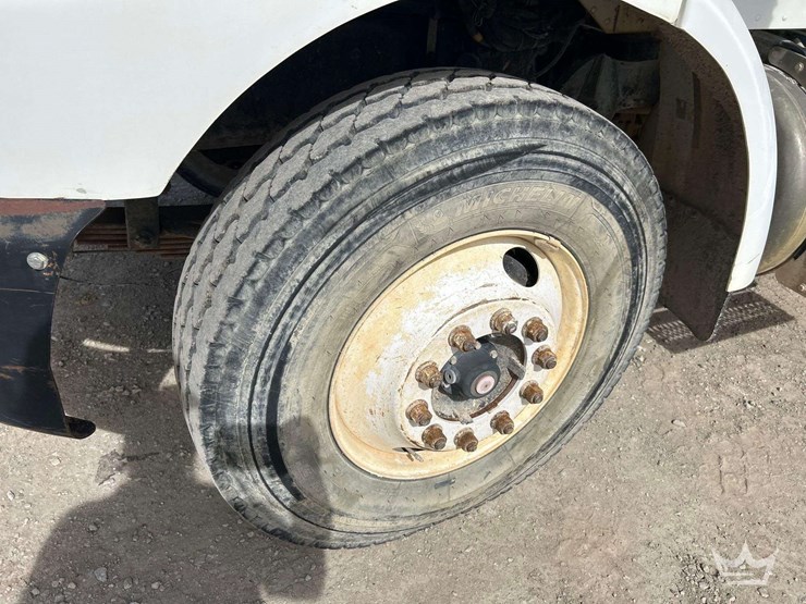 2001-peterbilt-330-image-32