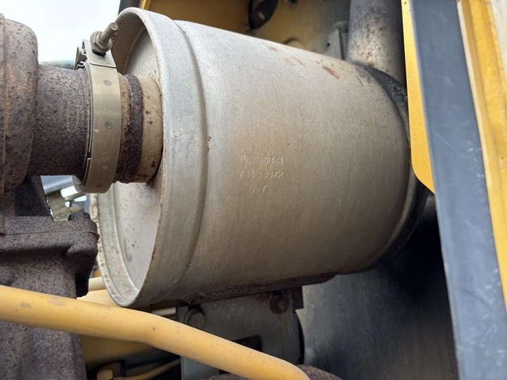 2017-deere-210l-image-40