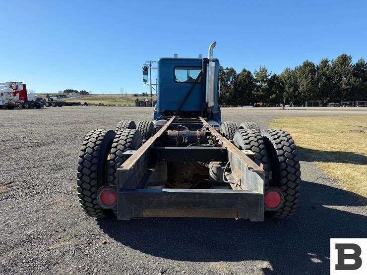1995-freightliner-fld112-image-4