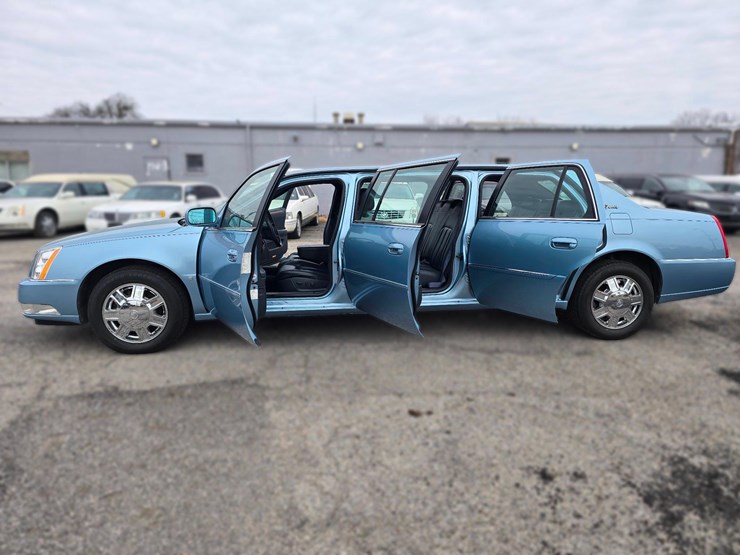 2006-cadillac-gm-superior-coach-6-door-limousine---only-21,567-miles-image-2