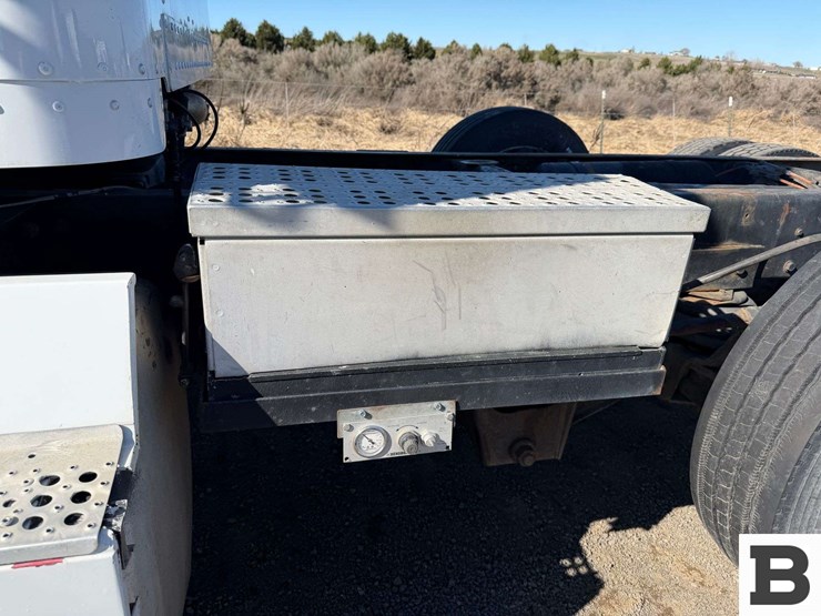 1992-freightliner-fld120-image-12