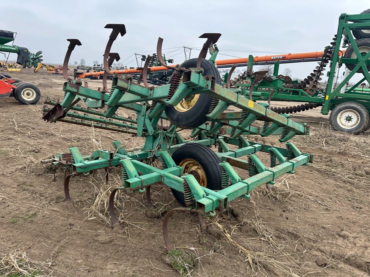 #40119-•-lot-of-(2)-7'-john-deere-cultivator-wings-image-2