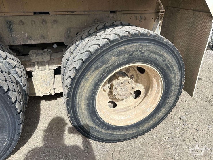 2001-peterbilt-330-image-34