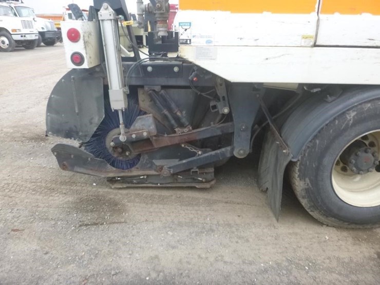 2017-freightliner-m2-106-image-9