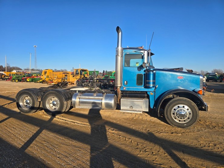2010-peterbilt-367-image-8