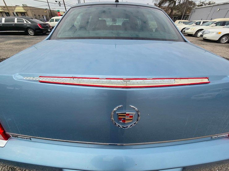 2006-cadillac-gm-superior-coach-6-door-limousine---only-21,567-miles-image-17