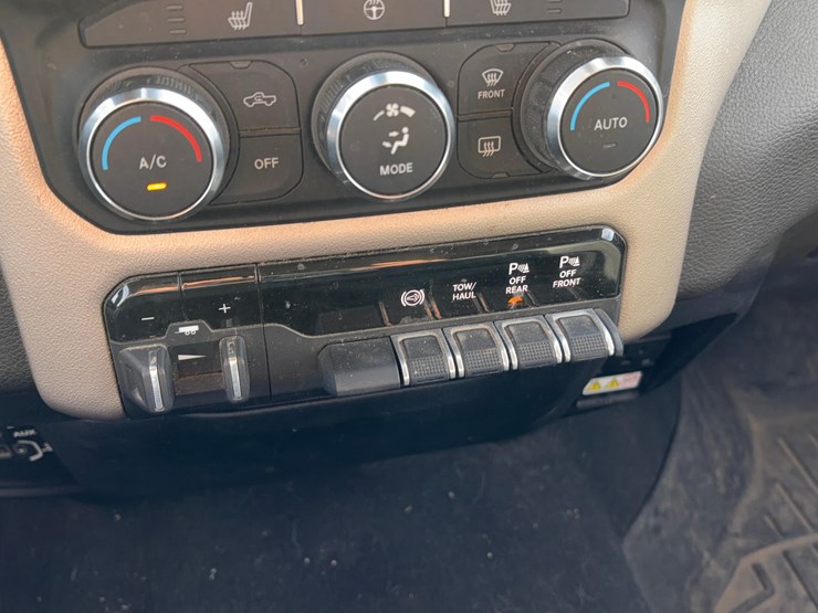 2020-ram-2500-laramie-image-29