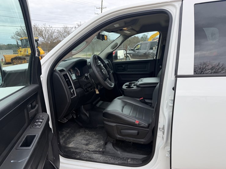 2022-ram-1500-classic-image-8