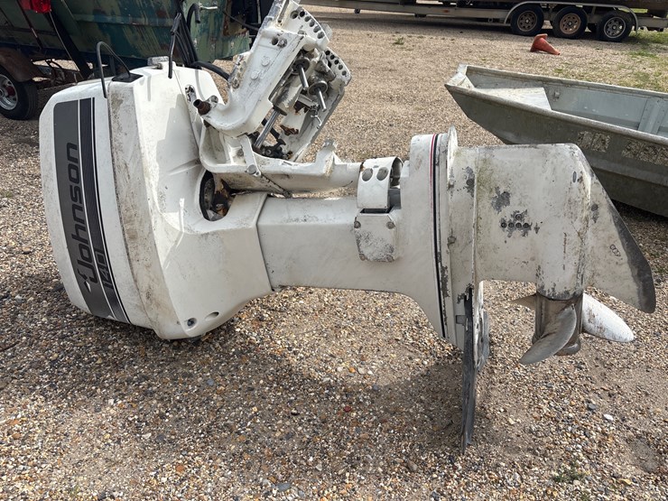 #1423-•-140-johnson-outborad-motor-image-2