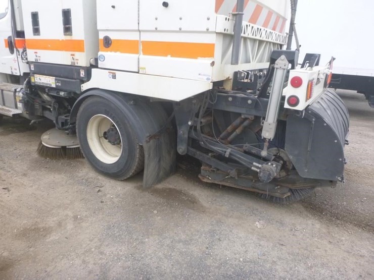 2017-freightliner-m2-106-image-10