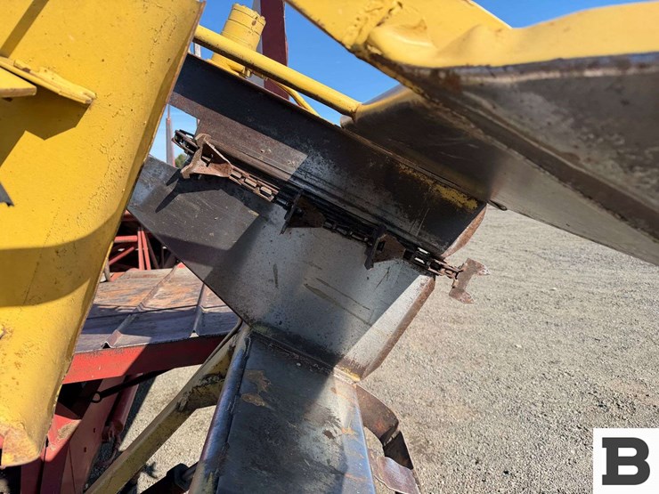 new-holland-1030-image-11