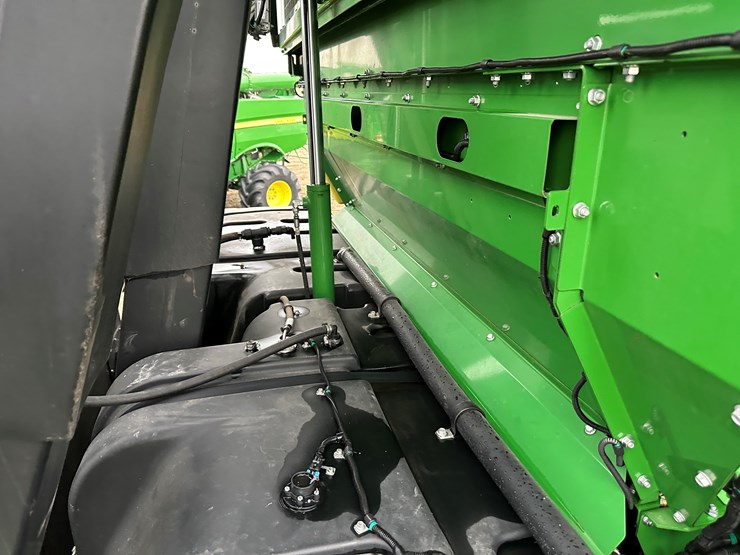 2021-john-deere-cp690-image-98