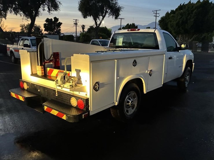 2011-chevrolet-2500-image-3