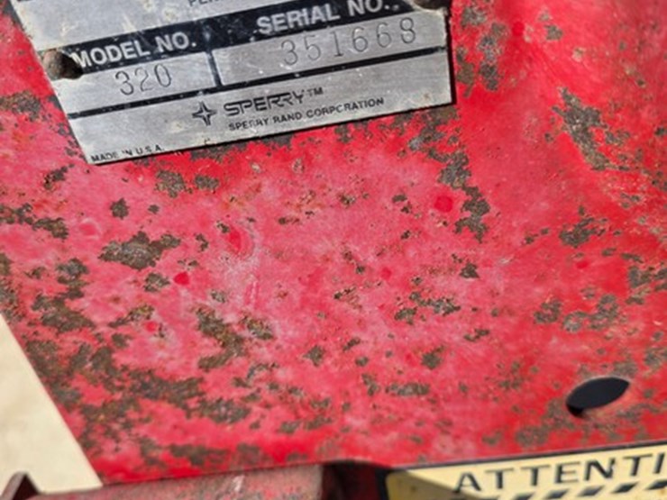 new-holland-320-image-11