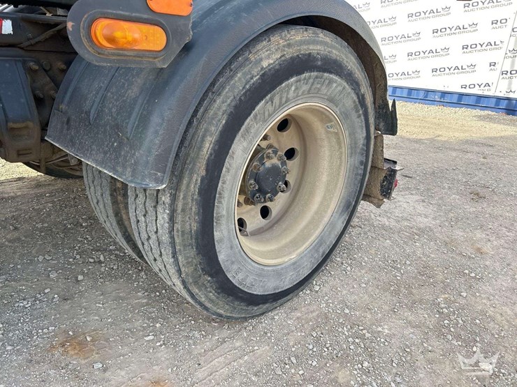 2015-peterbilt-337-image-37