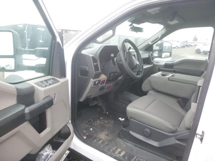 2022-ford-f550-image-17