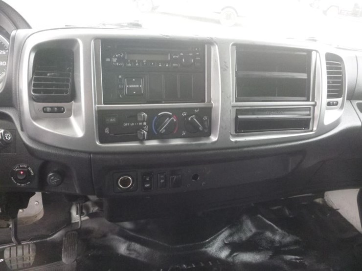 2013-hino-268-image-16