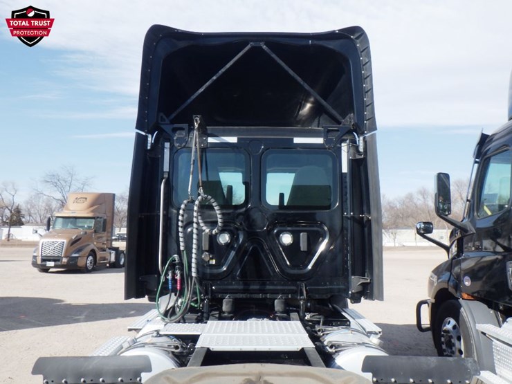 2022-freightliner-cascadia-116-image-10