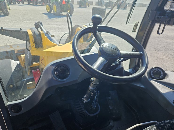 2013-deere-204k-image-16