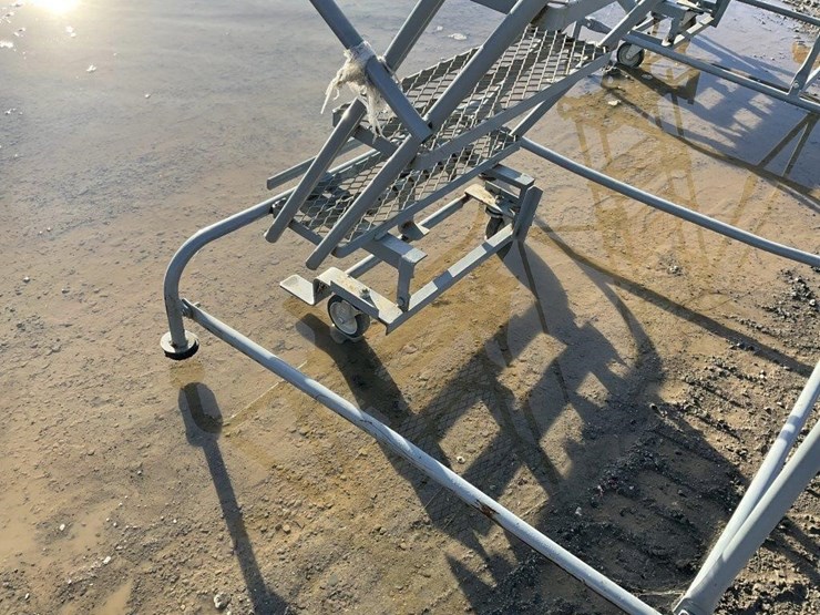 u-line-8.5'-portable-steel-step-ladder-image-6