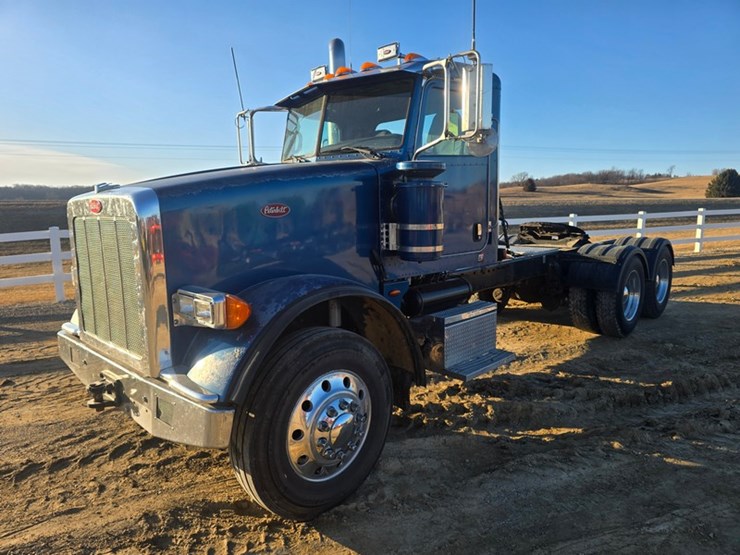 2010-peterbilt-367-image-1