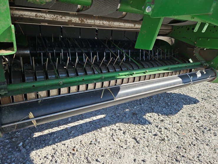 2011-john-deere-568-image-12