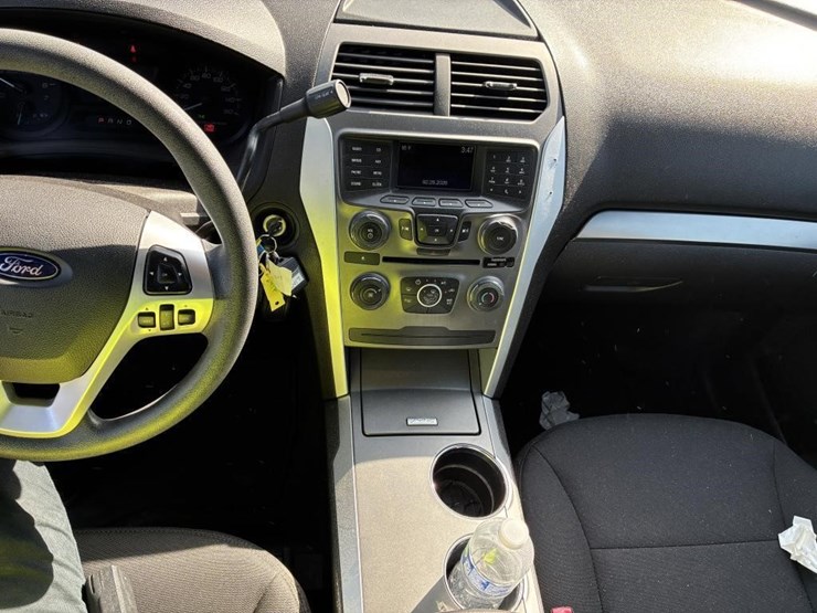 2015-ford-explorer-image-16