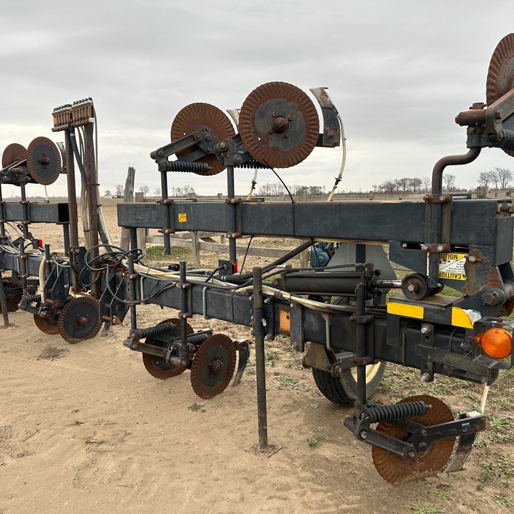 #38848 • Yetter 76" Twin Row Knife Applicator