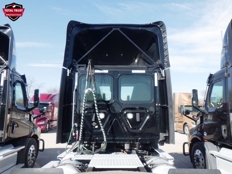 2022-freightliner-cascadia-116-image-10