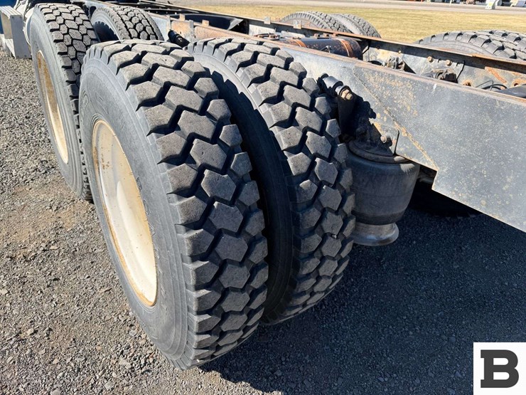 1995-freightliner-fld112-image-22