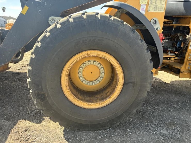 2018-deere-624k-image-10