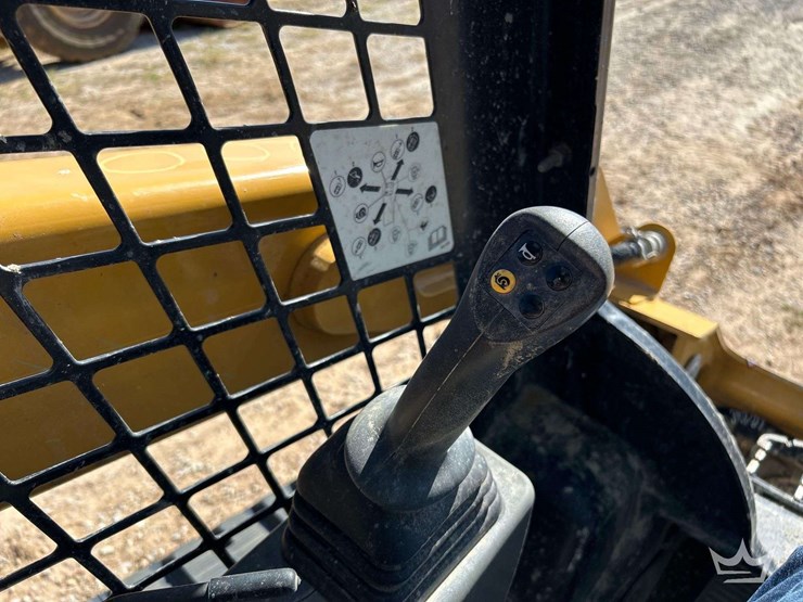 2023-caterpillar-259d3-image-13