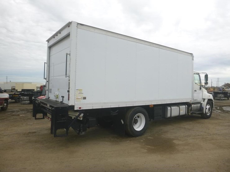 2013-hino-268-image-3