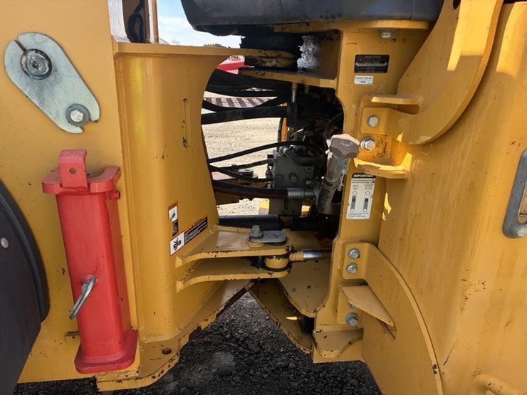 2018-deere-624k-image-11