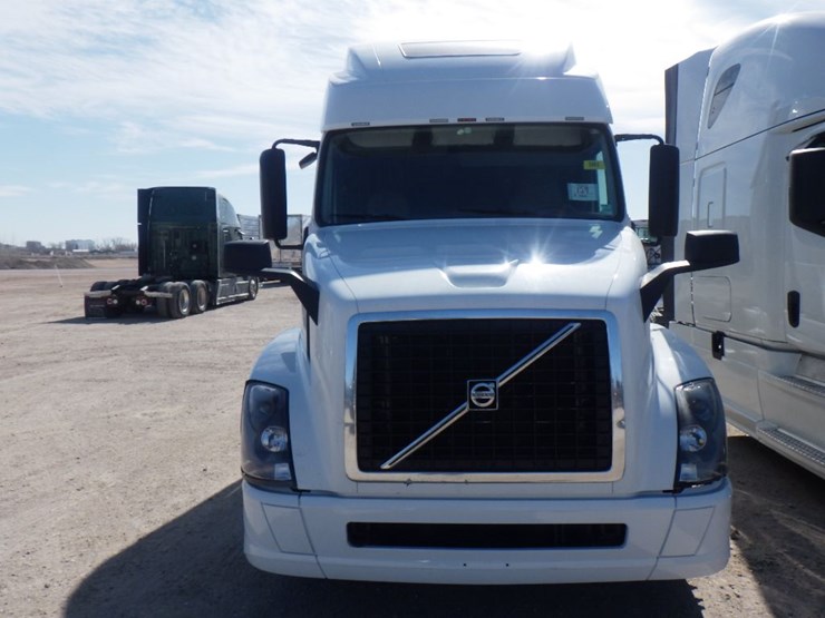 2017-volvo-vnl780-image-2