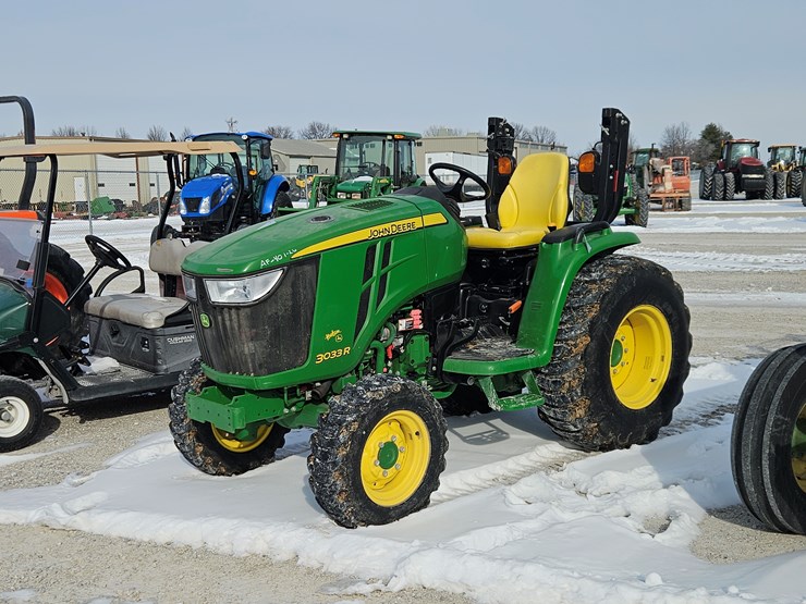 2017-john-deere-3033r-image-1