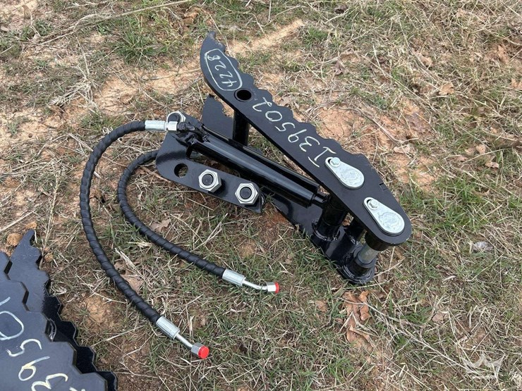 hydraulic-thumb-clamp-mini-excavator-attachment-image-2