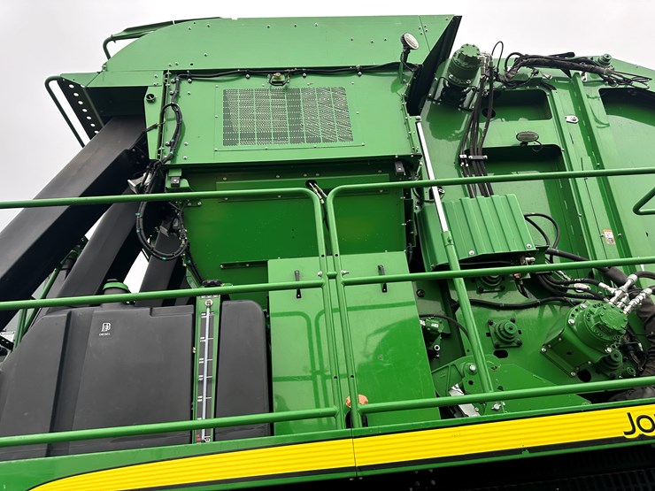 2021-john-deere-cp690-image-46