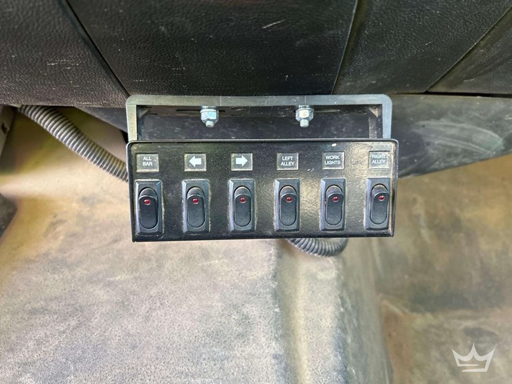 2016-chevrolet-silverado-4x4-crew-cab-pickup-truck-image-18