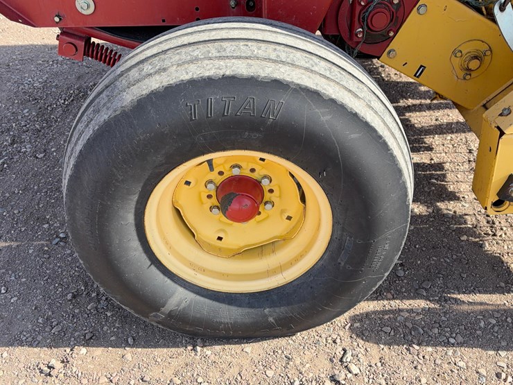 new-holland-br750-image-16