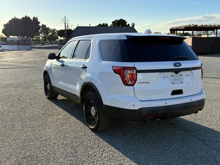 2016-ford-explorer-image-4