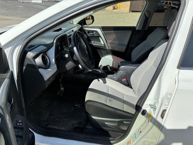 2016-toyota-rav4-image-13