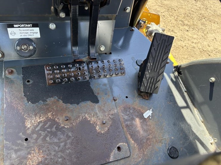 2017-deere-210lep-image-40