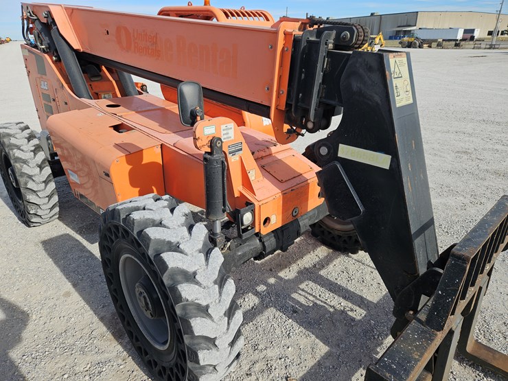 2017-jlg-8042-image-17