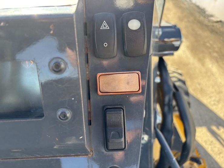 2018-deere-210lep-image-33