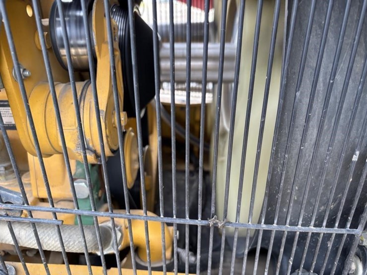 2017-deere-210l-image-34