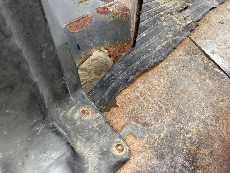 2011-kubota-rtv900-image-16